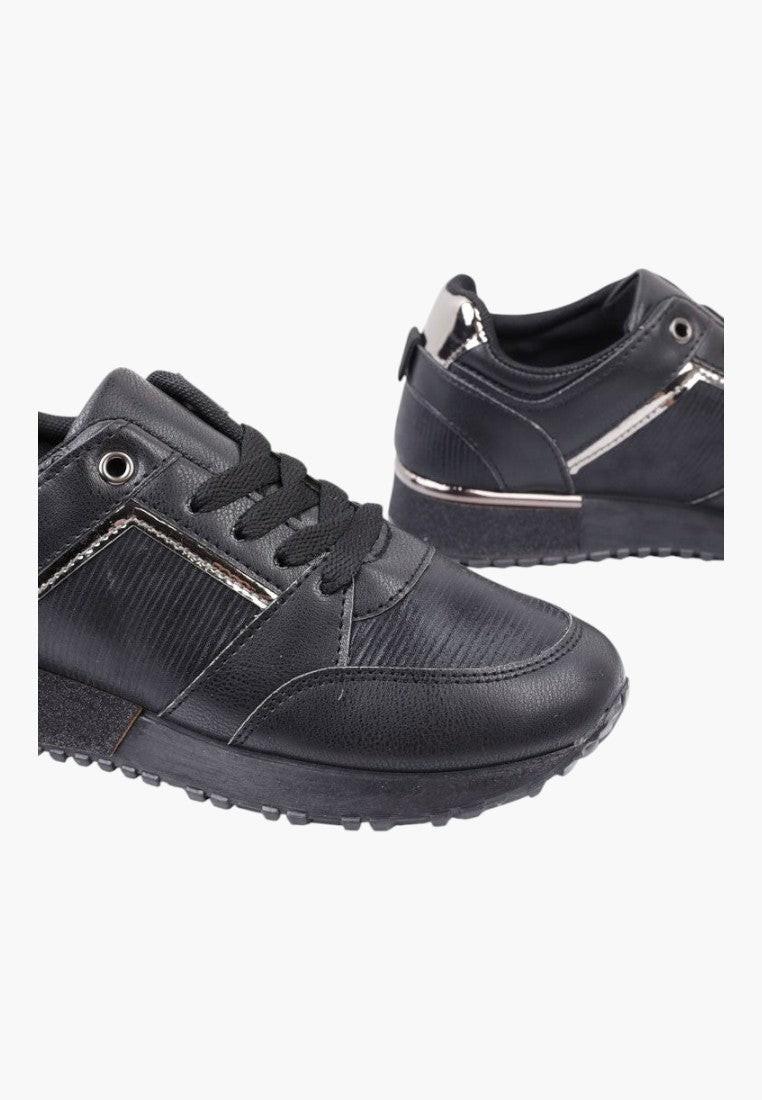 Widok z boku czarnych sneakersów damskich z teksturowanym wierzchem.