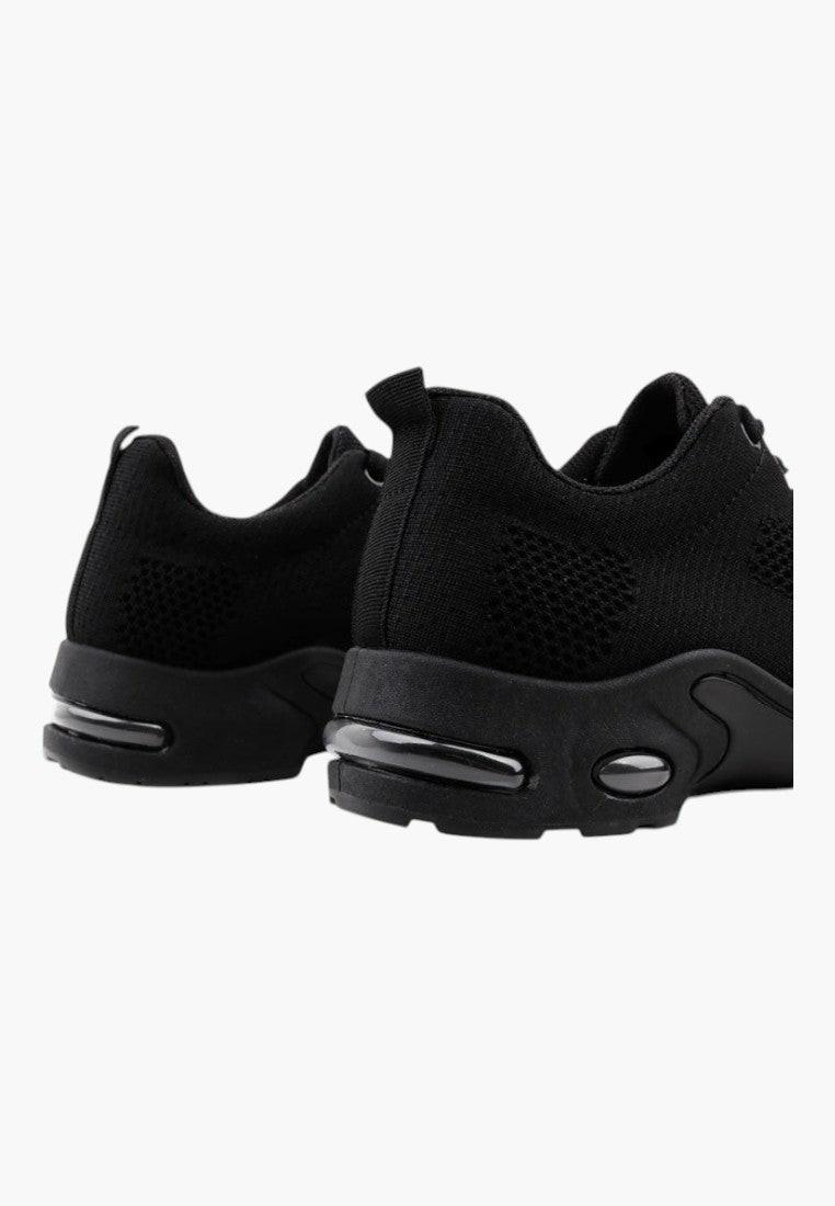 Czarne sneakersy damskie z teksturowaną cholewką, widok z tyłu.