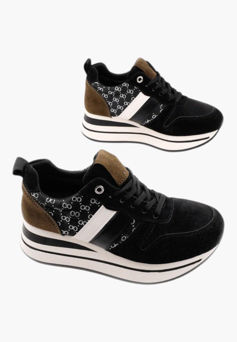 Czarne sneakersy damskie z teksturowanym tyłem, widok pod kątem.