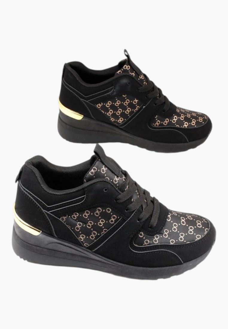 Czarne sneakersy z teksturowanym wierzchem, widok z boku.