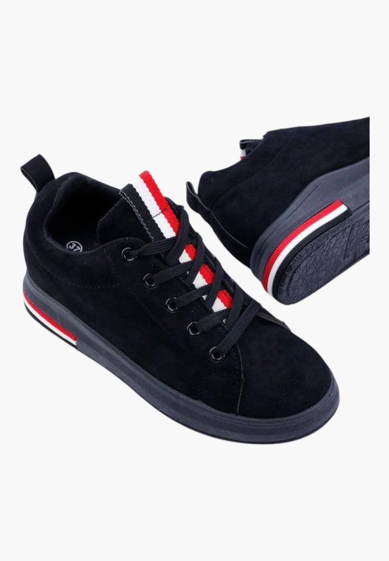 Czarne sneakersy damskie z teksturowaną powierzchnią, widok z boku