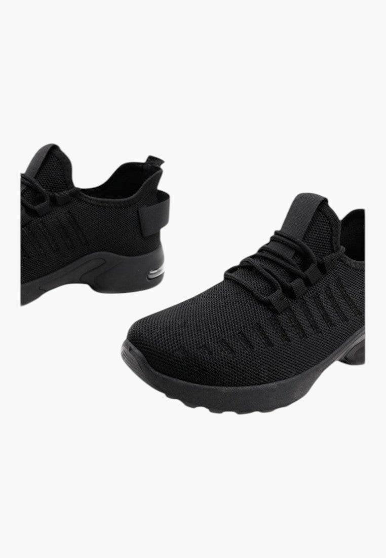 Czarne sneakersy damskie z teksturowanym designem, zbliżenie.