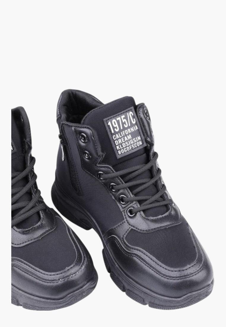 Czarne sneakersy damskie z teksturowaną cholewką, zbliżenie.