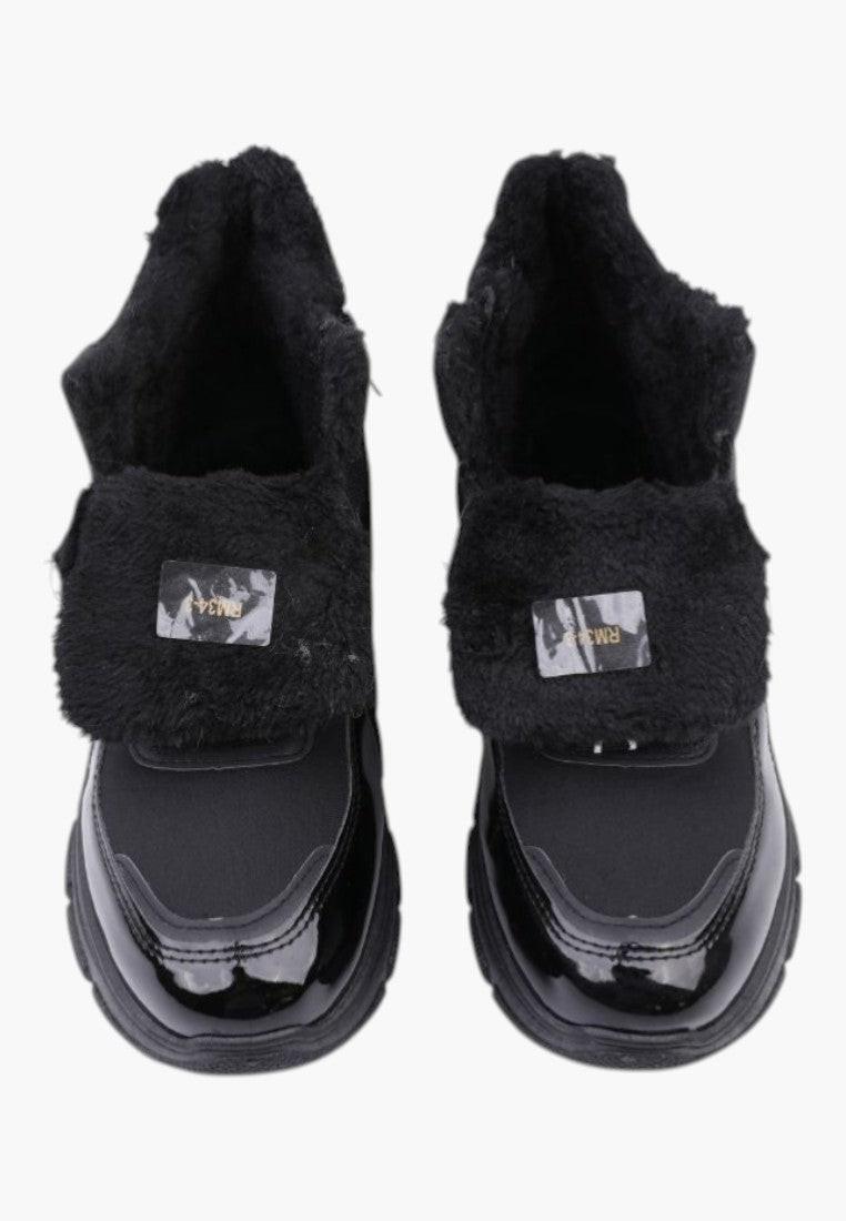 Czarne sneakersy damskie, widok z góry