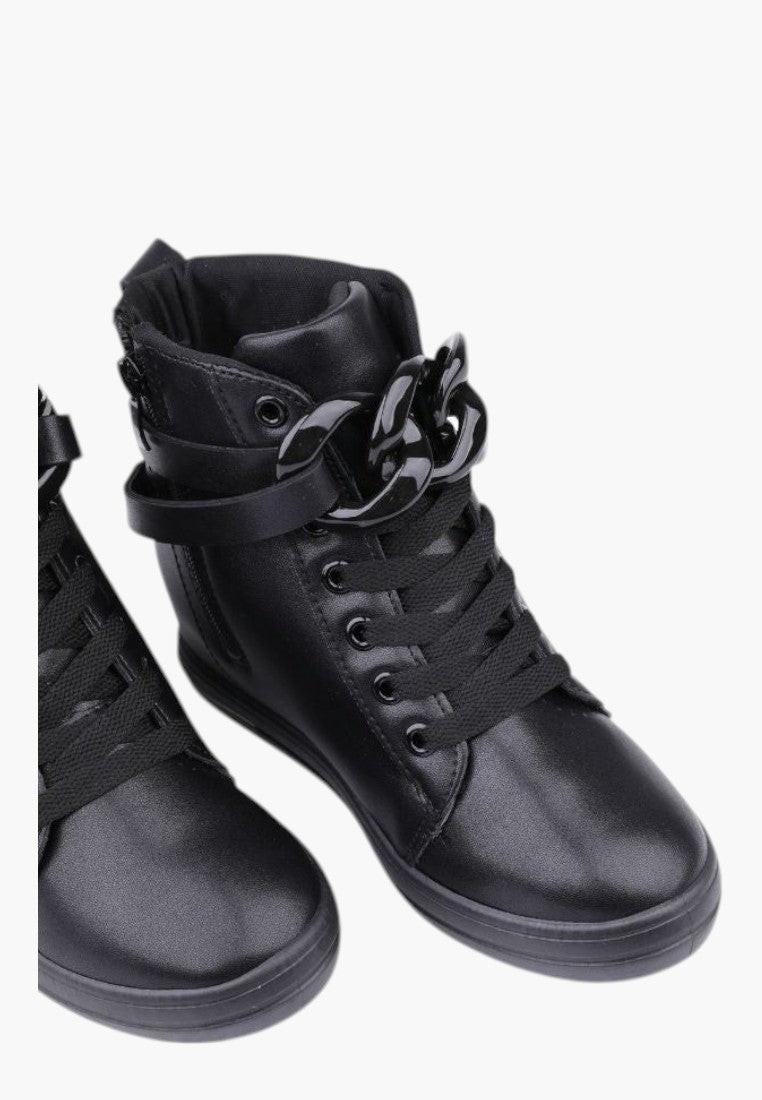 Czarne sneakersy damskie z ukrytym koturnem, detal z bliska.