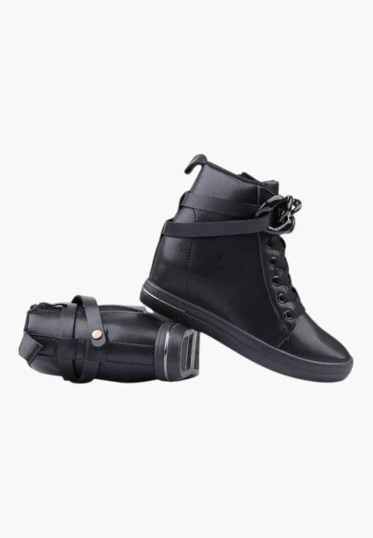 Czarne sneakersy damskie z ukrytym koturnem, detal z paskiem.