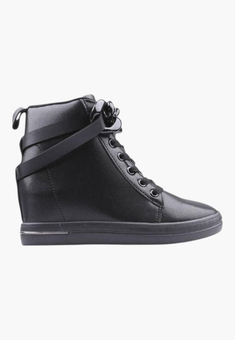 Czarne sneakersy damskie z ukrytym koturnem, widok z boku.