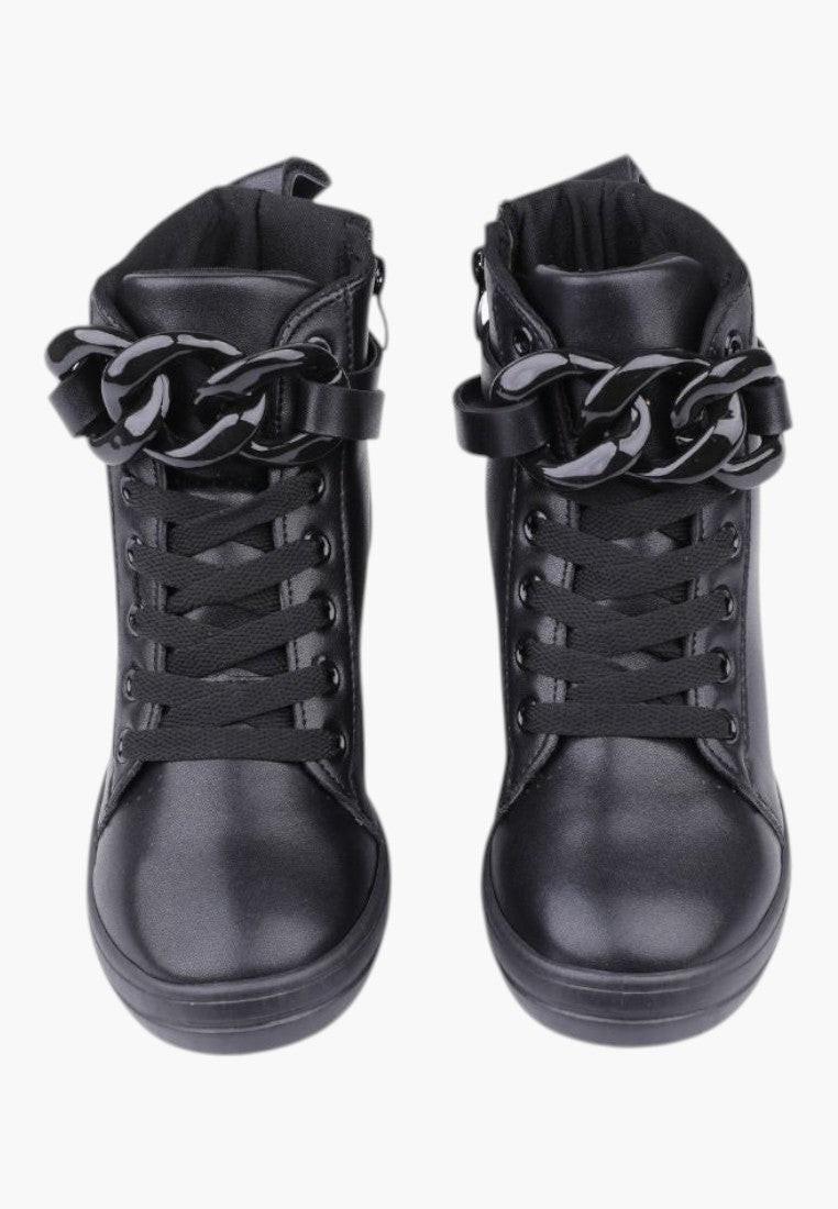 Czarne sneakersy damskie z ukrytym koturnem, widok z góry.