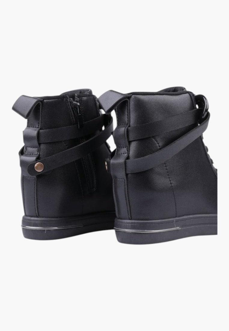 Czarne sneakersy damskie z ukrytym koturnem, widok z tyłu.