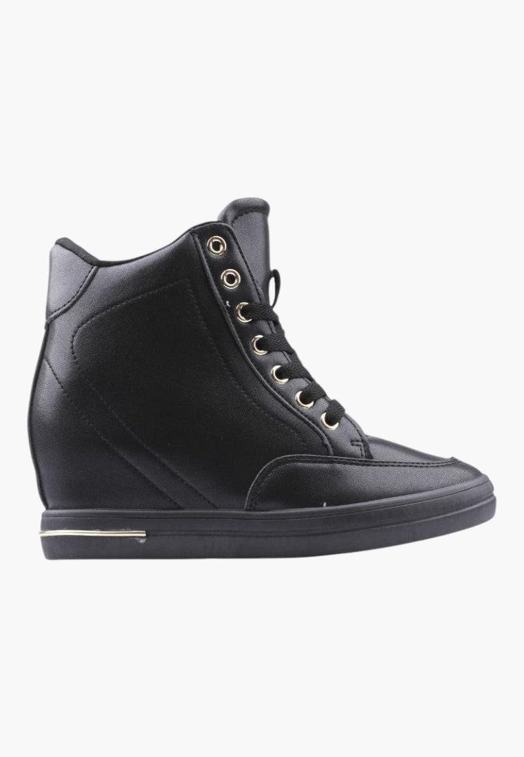 Czarne sneakersy damskie z wysokim cholewką, widok z boku.
