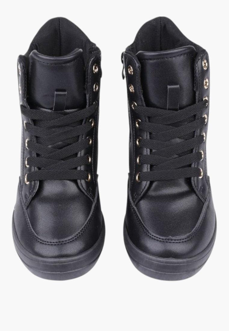 Widok z góry czarnych sneakersów damskich z wysoką cholewką.