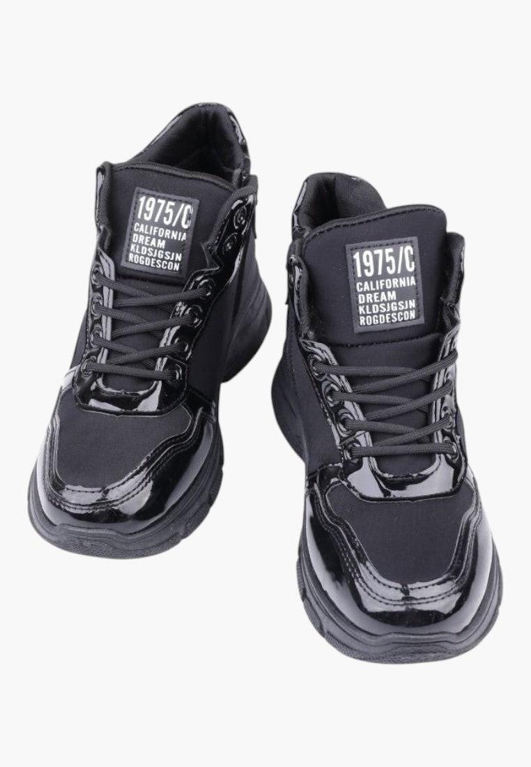 Czarne sneakersy damskie z sznurówkami, widok z góry.