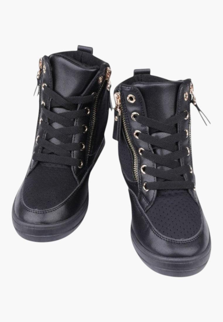 Czarne sneakersy damskie, widok z przodu z metalicznymi detalami