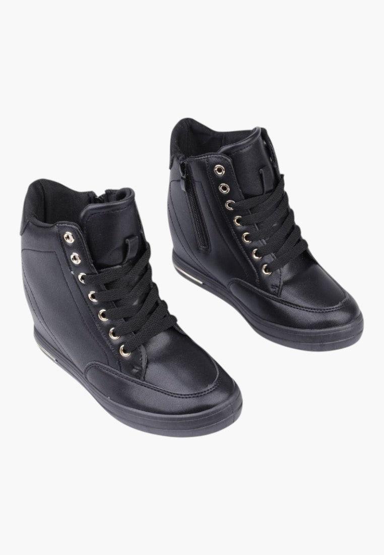 Widok z przodu czarnych sneakersów damskich z zamkiem błyskawicznym.
