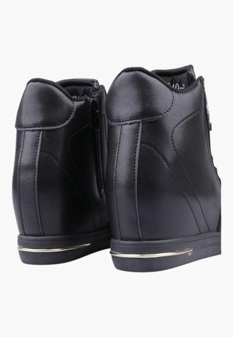Widok z tyłu czarnych sneakersów damskich z wysoką cholewką.