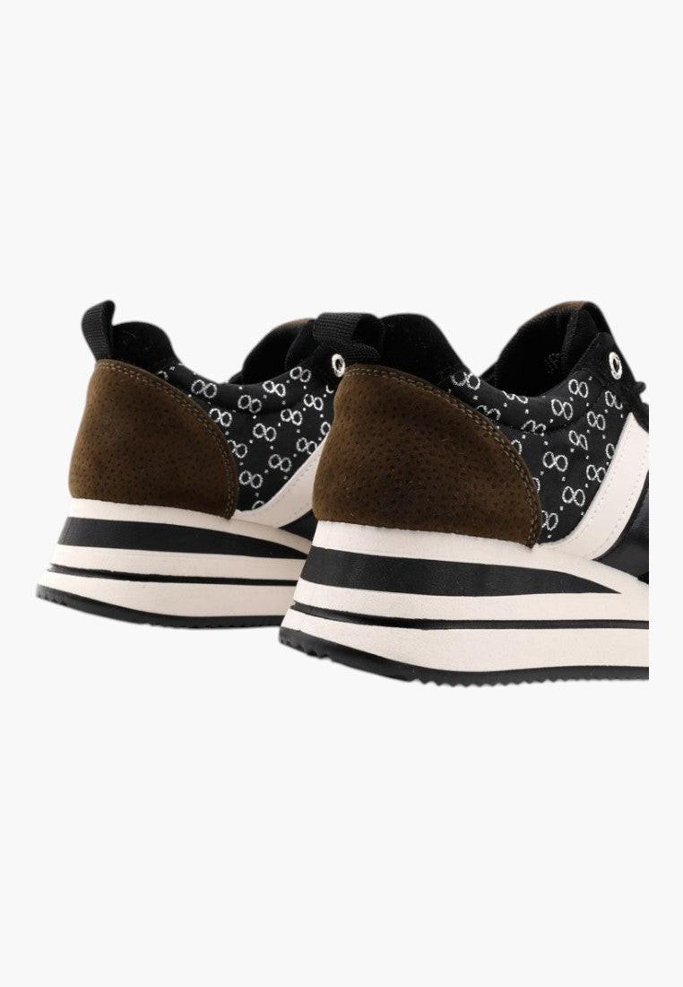 Widok z tyłu czarnych sneakersów damskich z teksturowanym tyłem.