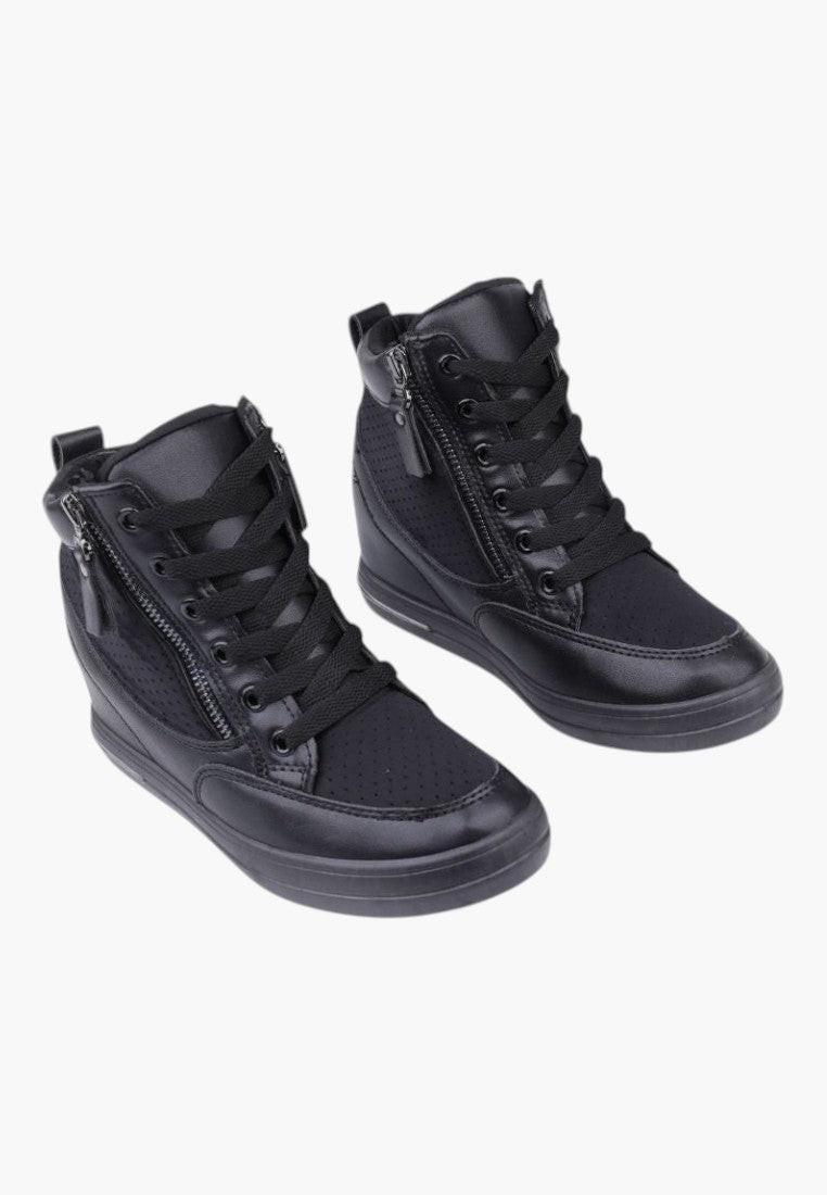 Widok z przodu czarnych sneakersów damskich z wysoką cholewką.