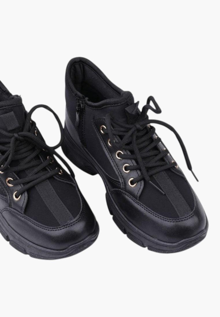 Czarne sneakersy damskie z wzmocnionym piętą i sznurowaniem z boku na białym tle