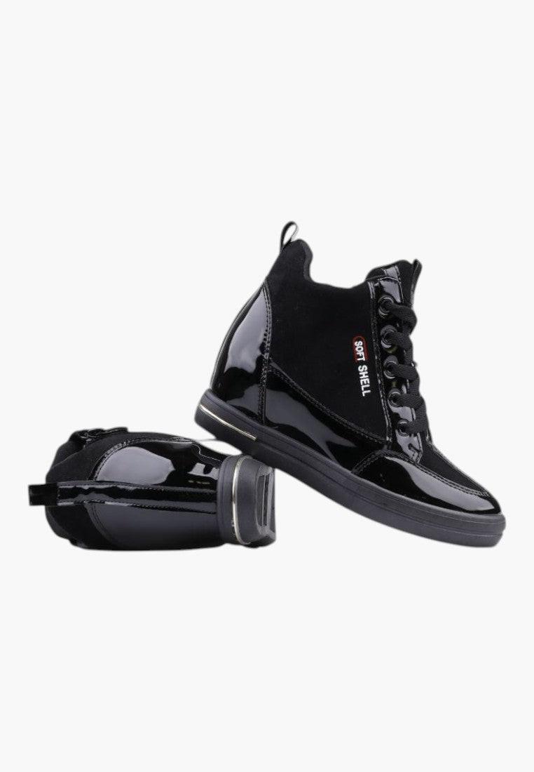 Czarne sneakersy damskie z ekozamszu, styl życia, widok z boku.