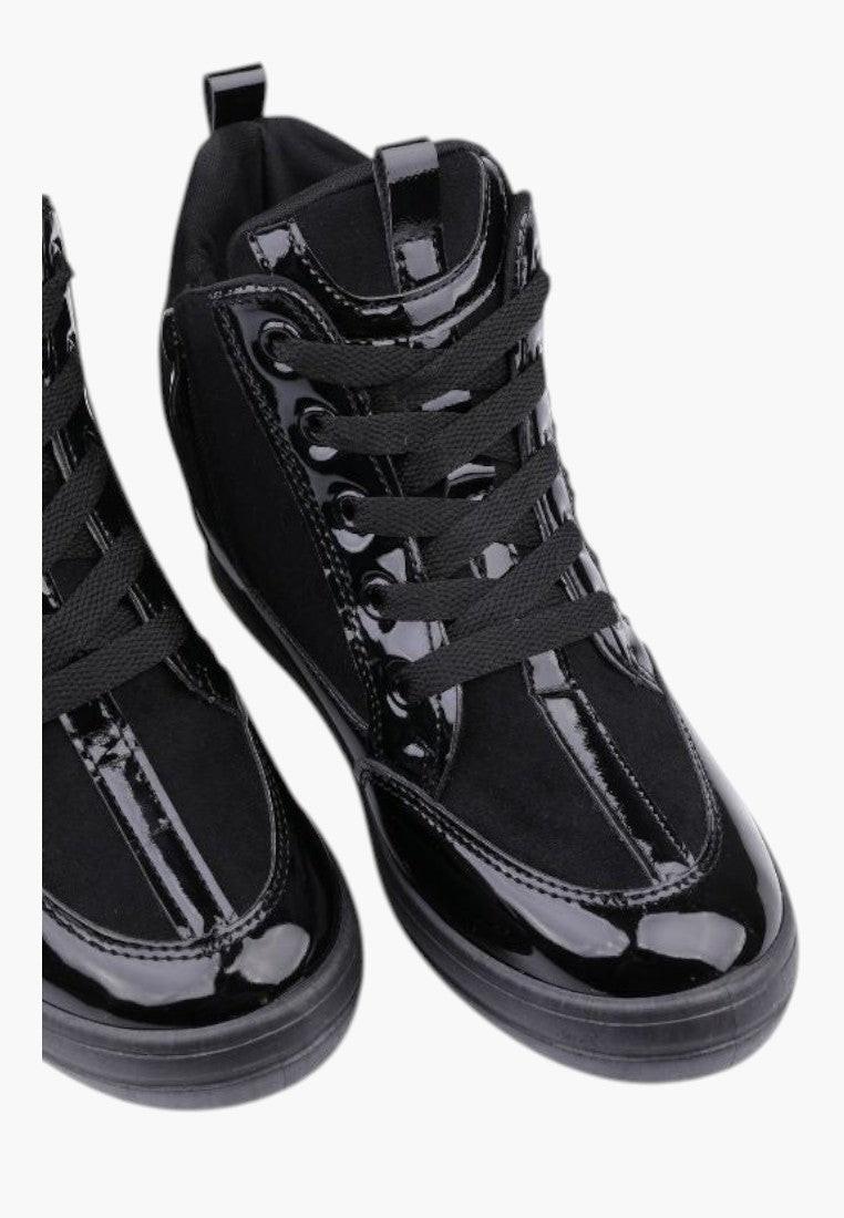 Czarne sneakersy damskie z ekozamszu, szczegółowy widok na sznurowanie.