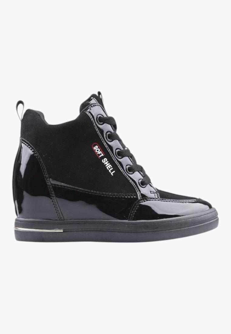 Czarne sneakersy damskie z ekozamszu, widok z boku.