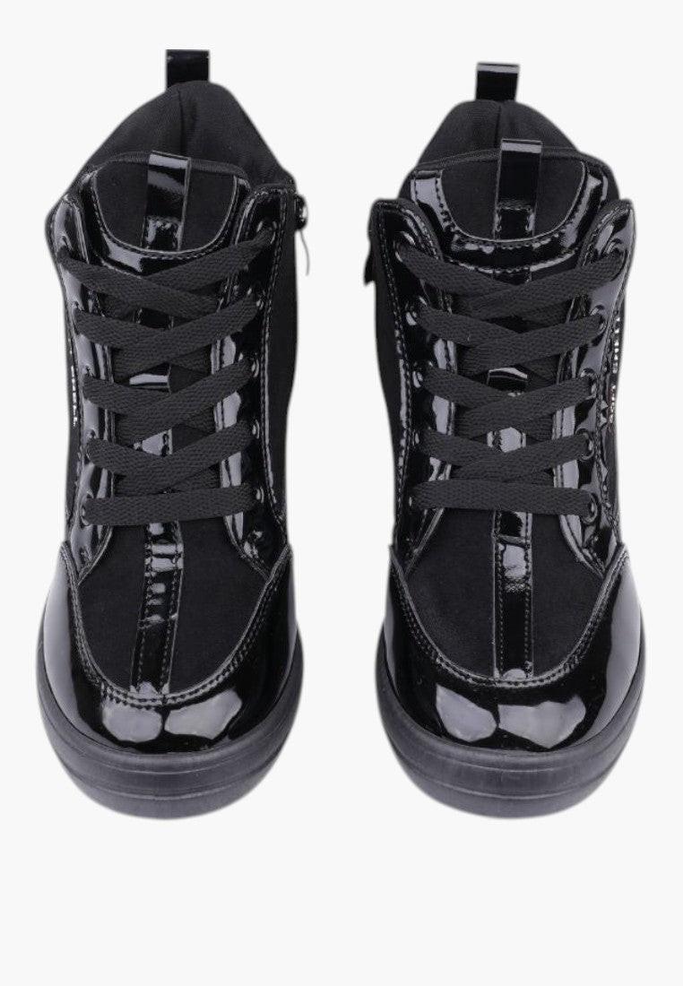 Czarne sneakersy damskie z ekozamszu, widok z góry.