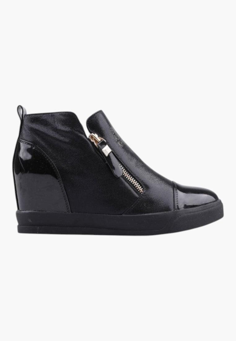Widok z boku czarnych sneakersów damskich z suwakami na białym tle