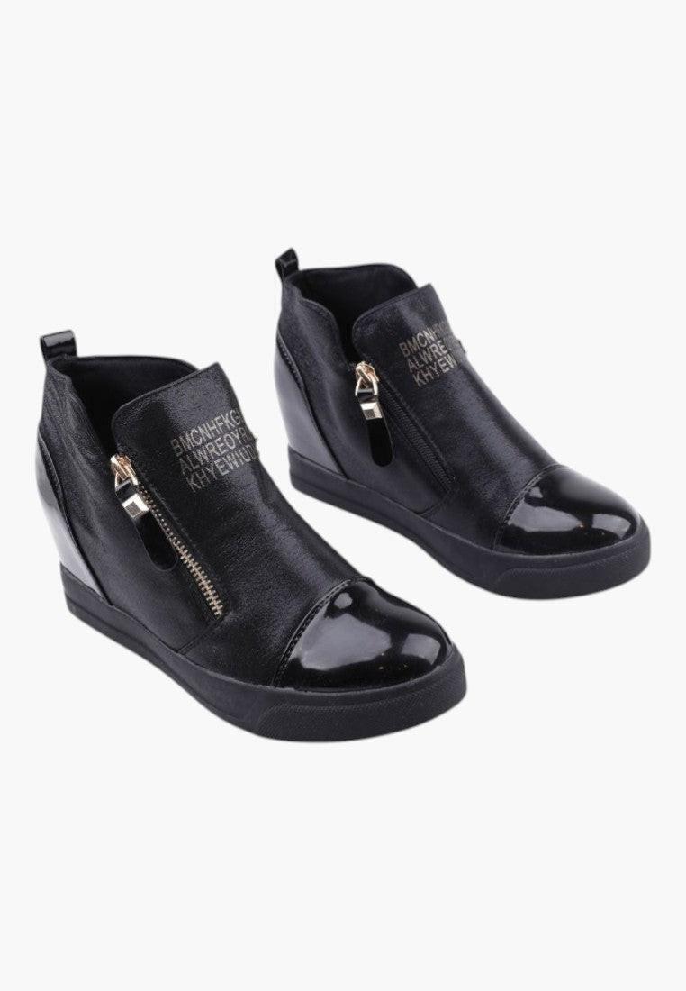Detal z przodu czarnych sneakersów damskich z suwakami na białym tle