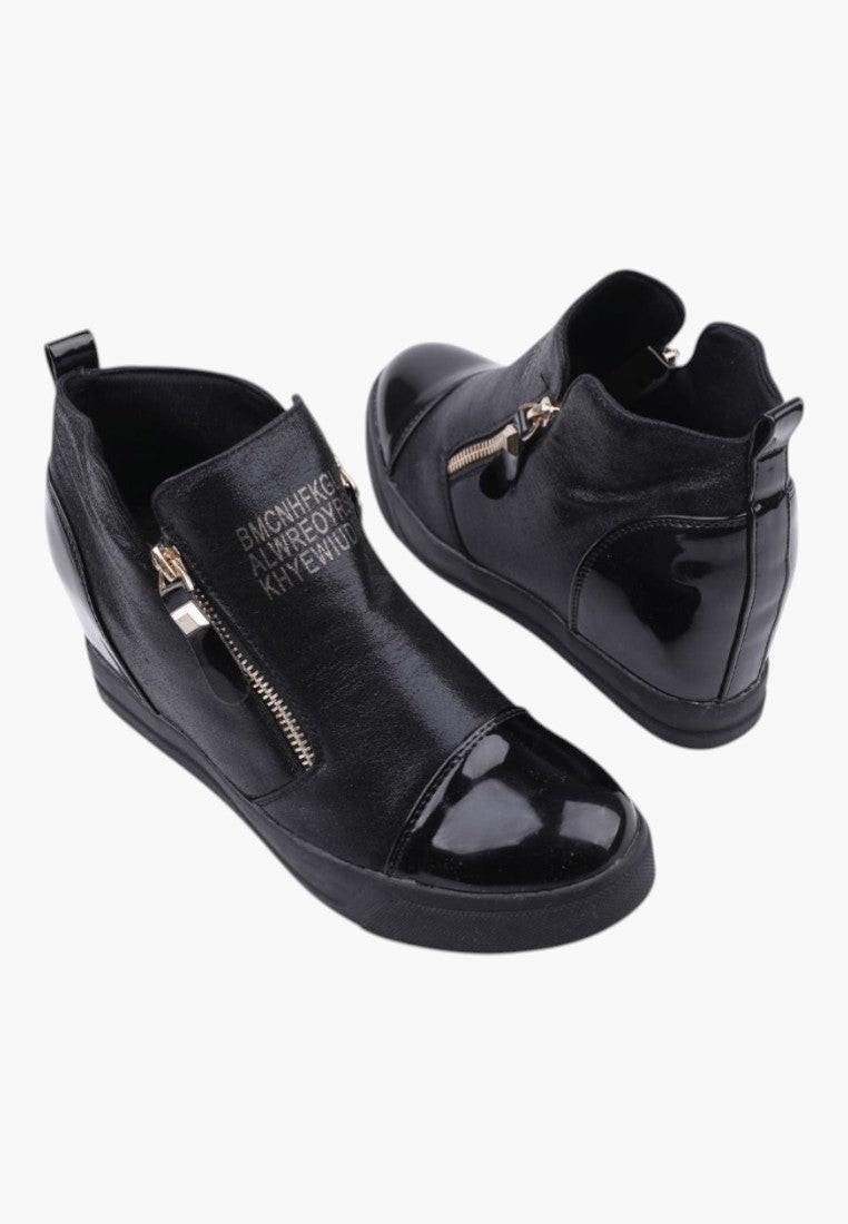 Widok z góry czarnych sneakersów damskich z suwakami na białym tle