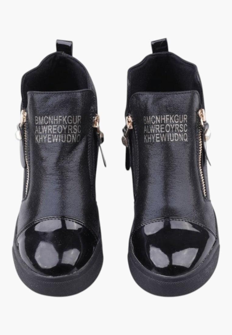 Widok z przodu czarnych sneakersów damskich z suwakami na białym tle