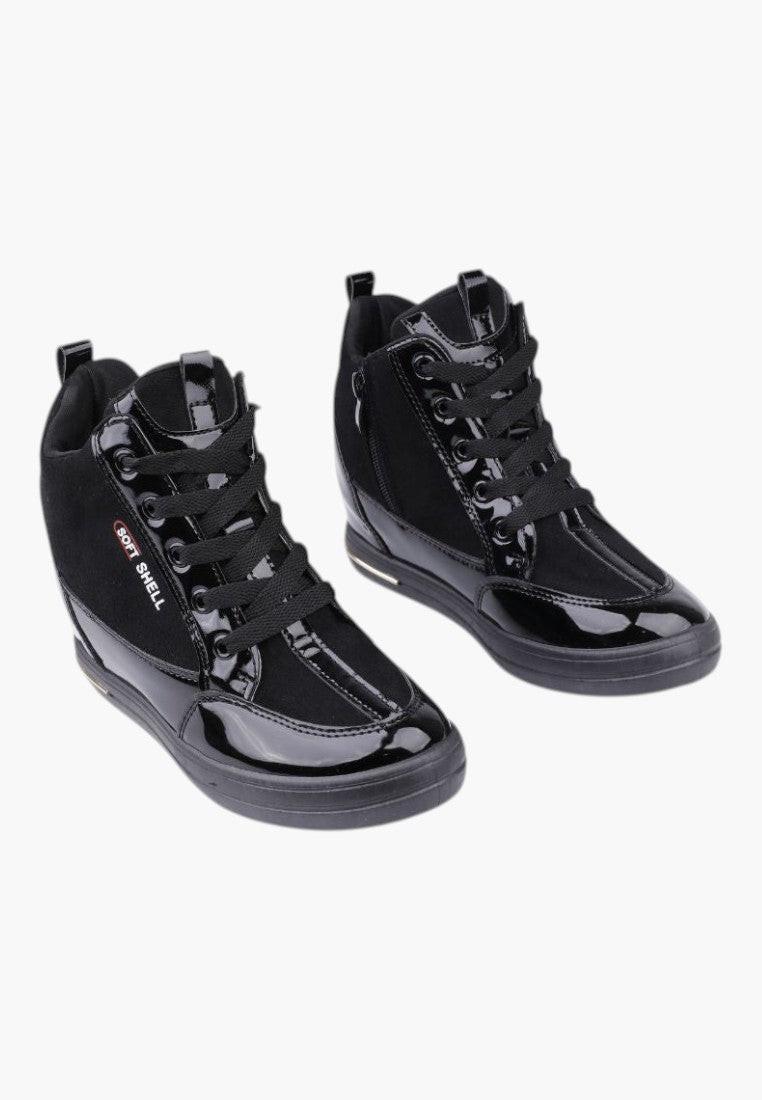 Czarne sneakersy damskie z ukrytym koturnem, widok z boku.