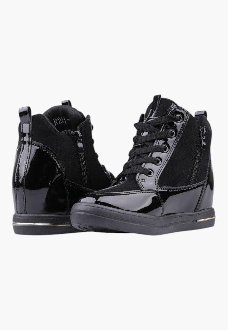 Czarne sneakersy damskie z ukrytym koturnem, widok z przodu.