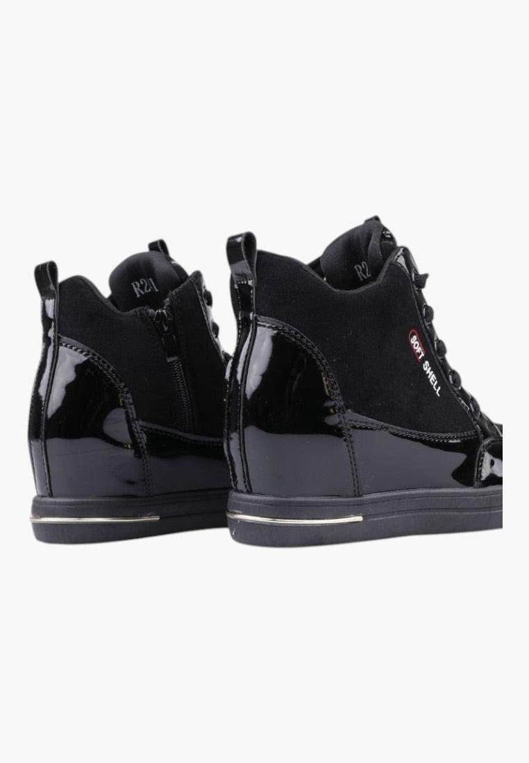 Czarne sneakersy damskie z ukrytym koturnem, widok z tyłu.