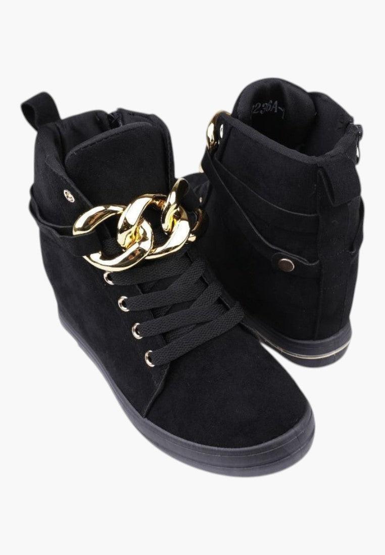 Czarne zamszowe sneakersy damskie z detalem złotego łańcuszka, widok z przodu