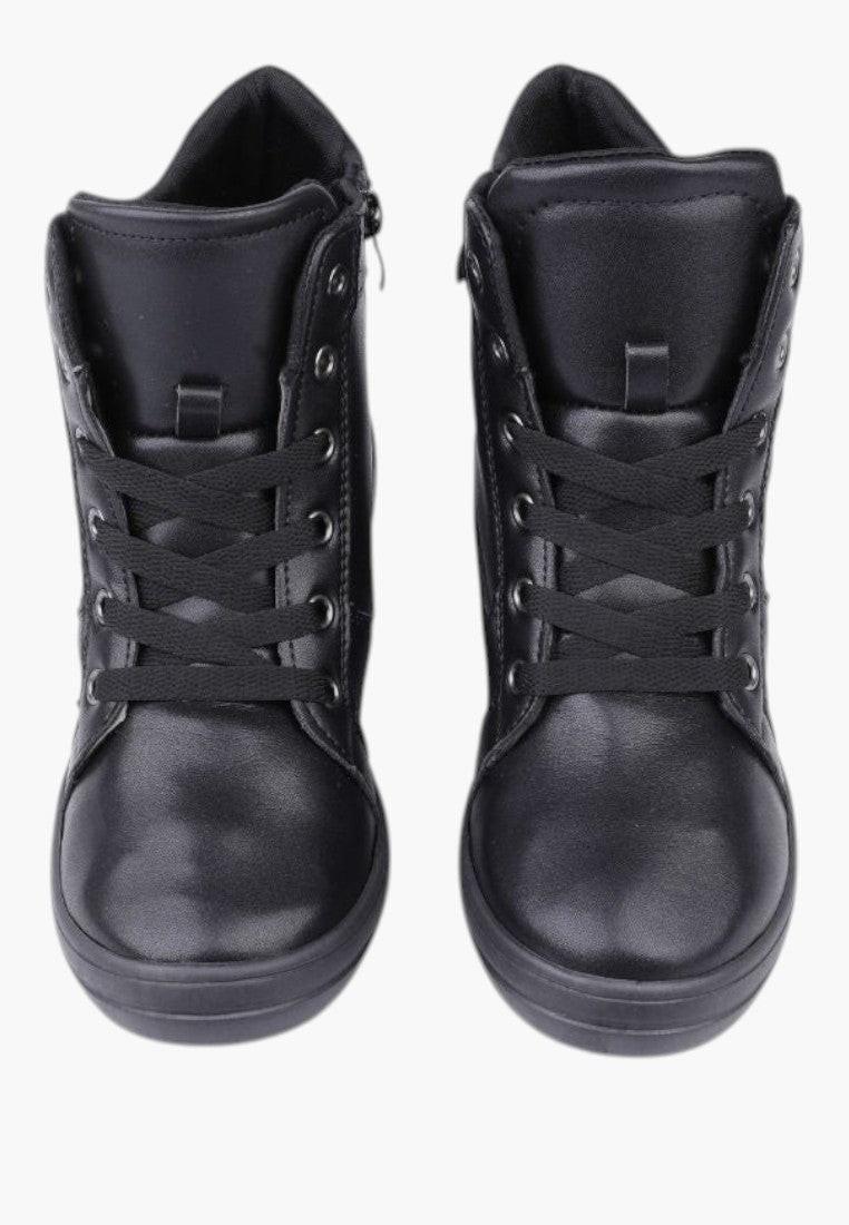 Czarne sneakersy damskie z złotymi akcentami, widok z boku.