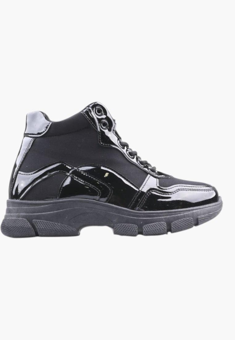 Czarne sneakersy z lakierowanej ekoskóry, widok z boku.