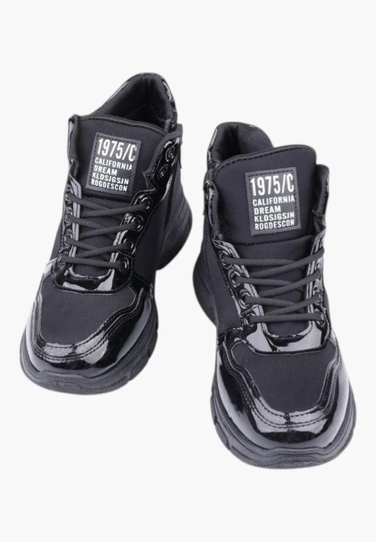 Czarne sneakersy z lakierowanej ekoskóry, widok z boku.