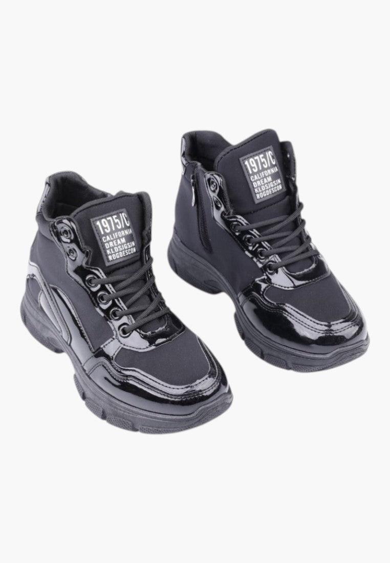Czarne sneakersy z lakierowanej ekoskóry, widok z przodu.