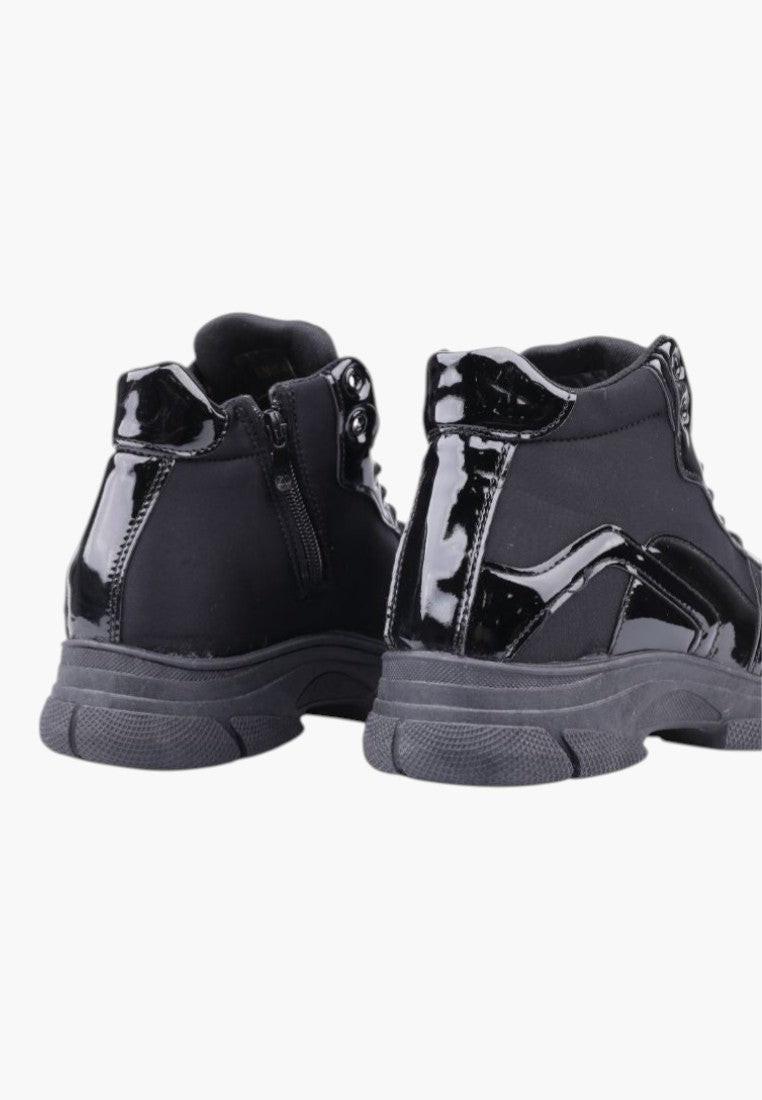 Czarne sneakersy z lakierowanej ekoskóry, widok z tyłu.