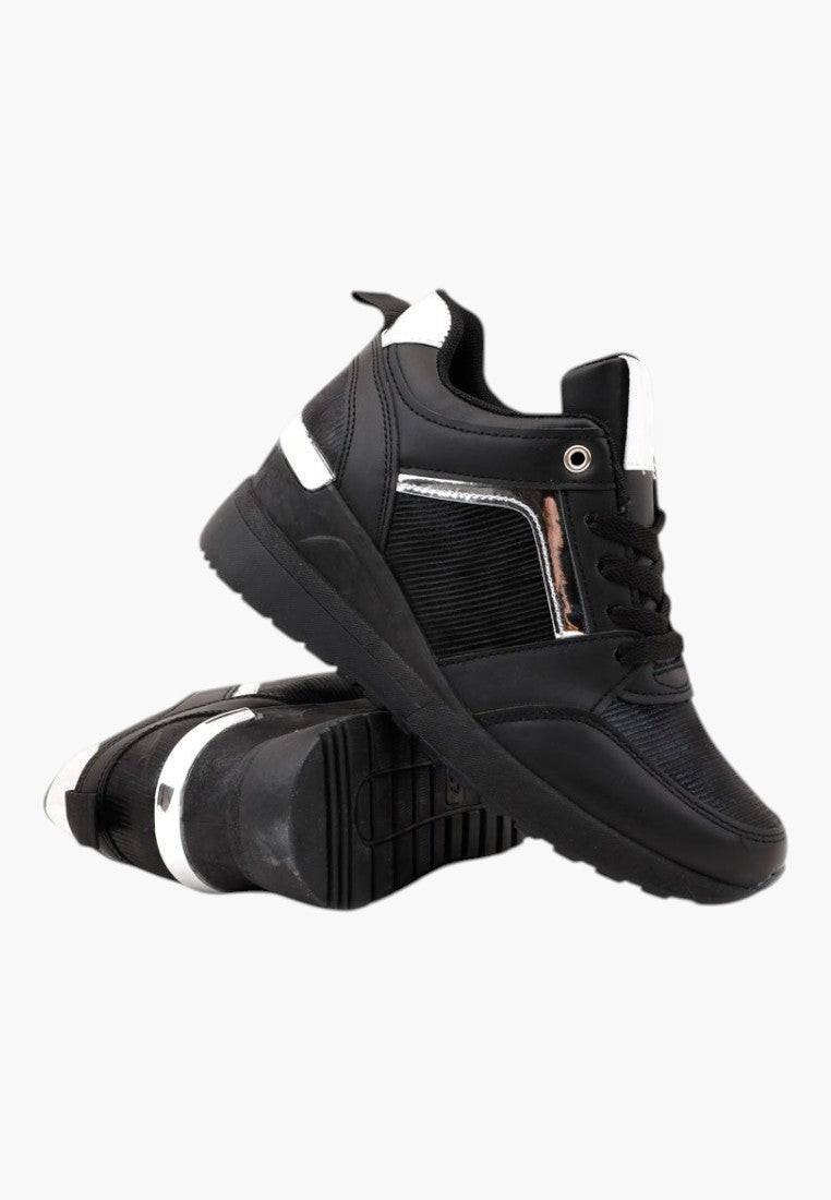 Szczegóły zamka czarnych sneakersów z wysoką cholewką.