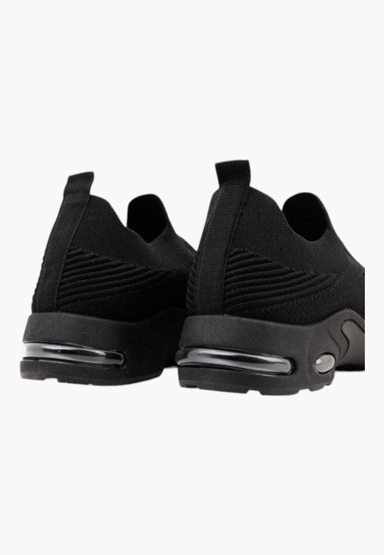 Widok z tyłu czarnych wsuwanych sneakersów z dzianiny na białym tle