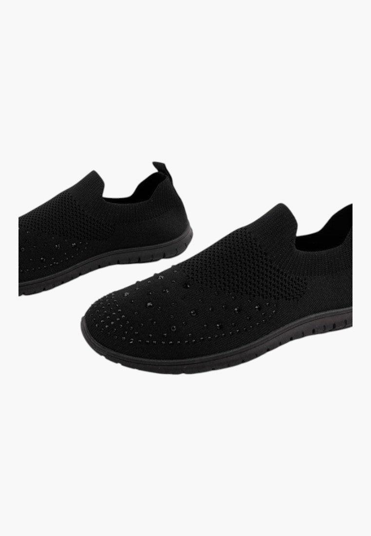 Czarne sportowe buty damskie, widok z boku, teksturowany materiał.