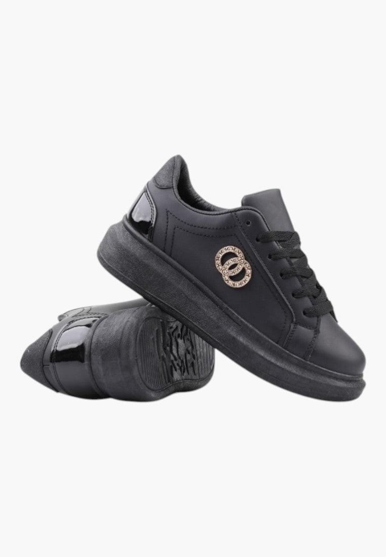 Czarne sportowe buty z zaokrąglonym noskiem, widok z boku.