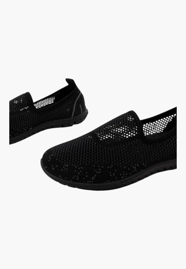 Czarne sportowe teniszówki damskie, widok z boku, stylowy design.