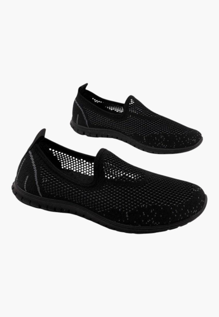 Czarne sportowe teniszówki damskie, widok z przodu, minimalistyczny design.