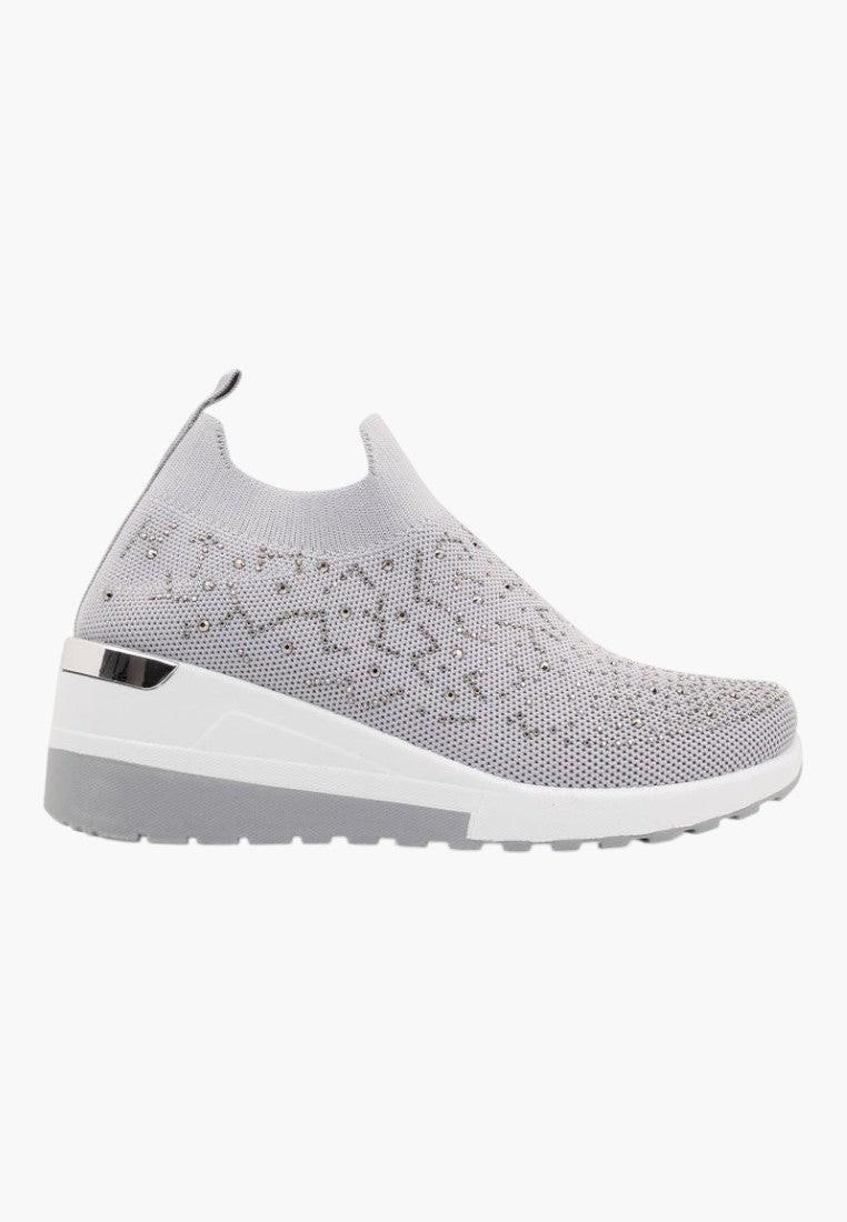 Czarne szare sneakersy damskie sportowe z dzianiny, widok z boku.