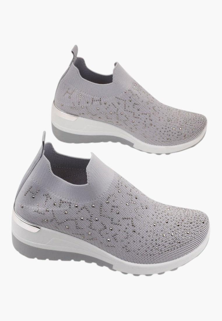 Czarne szare sneakersy damskie sportowe, widok z góry.