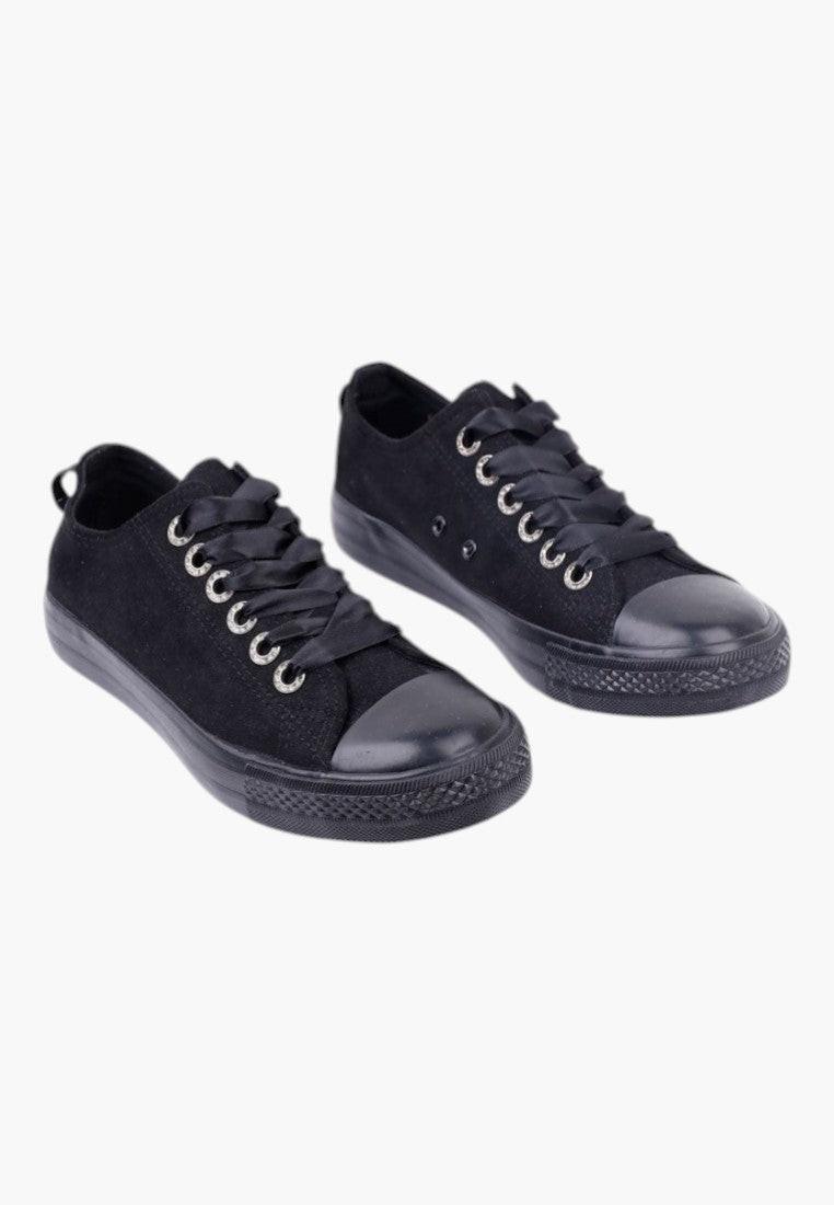 Czarne trampki damskie w stylu casual, widok lifestyle