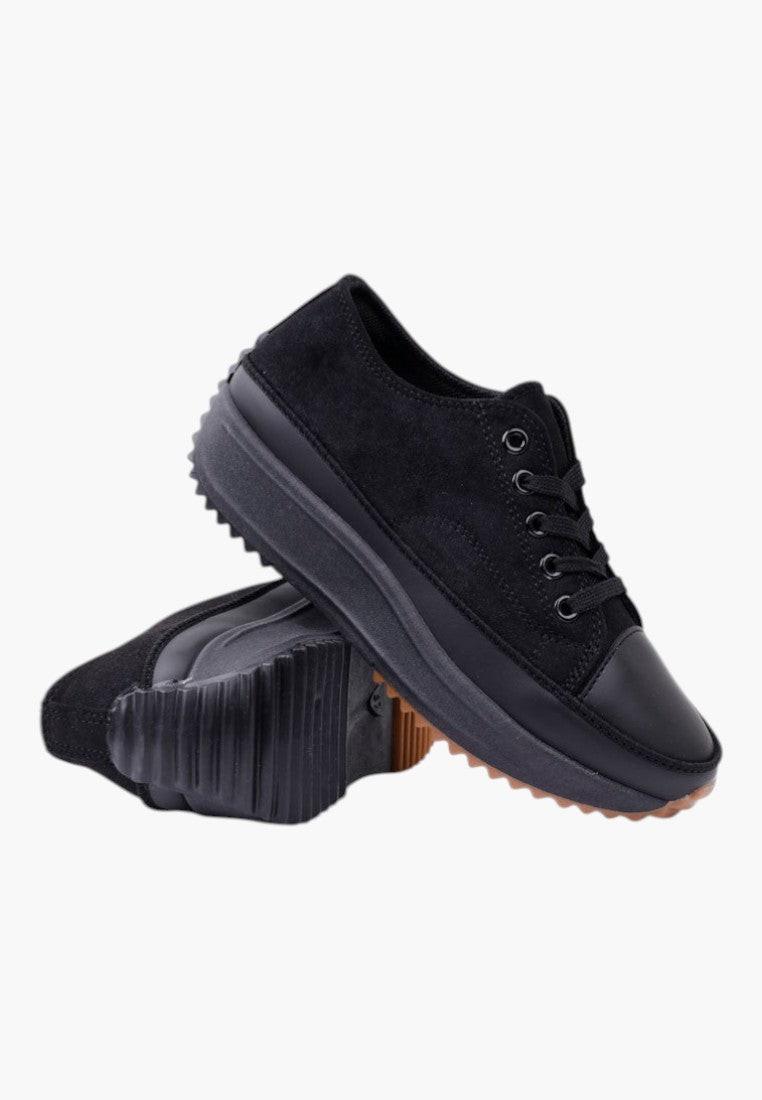 Widok z boku czarnych trampek damskich z chunky sole.