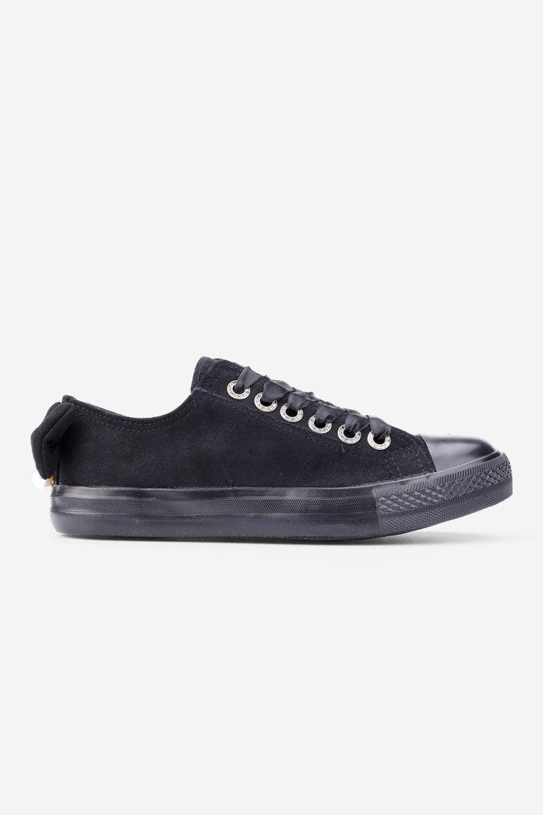 Czarne trampki damskie z gumową podeszwą, widok z boku.